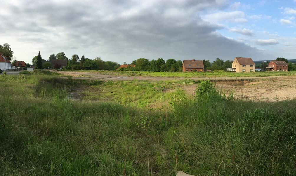Blick auf das freigeräumte Baugebiet: Die Betriebsgebäude des alten Sägewerks sind bereits abgerissen, belasteter Boden wurde ausgetauscht. Foto: kk