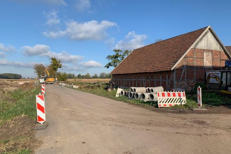 Ungefähr auf Höhe der kleinen Scheune soll nach Auskunft von Mario Wege (Schweerbau) eine Querungshilfe für Fußgänger in die Straße eingebaut werden. 
