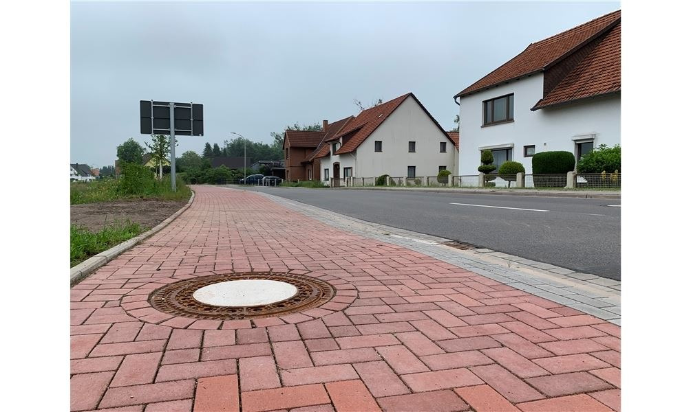Die neuen Geh-/Radwege an dem innerörtlichen Teilstück der Landesstraße 451 haben die Gemeinde Ahnsen mehr als eine halbe Million Euro gekostet. Foto: wk