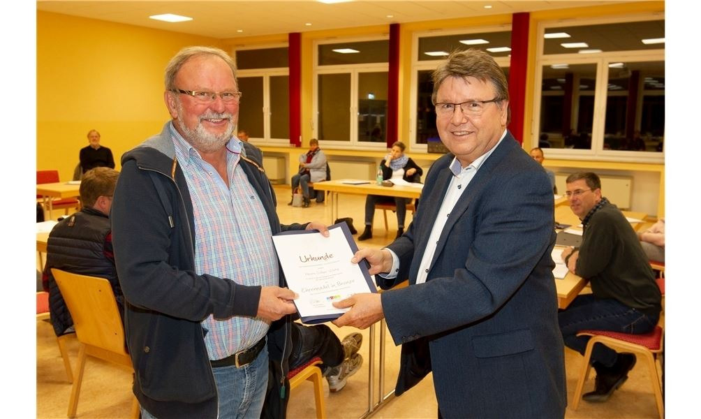 Der Ratsherr Volker Wiehe (li.) freut sich über die Urkunde, die ihm Bernd Schönemann im Namen des NSGB überreicht hat. Foto: wk