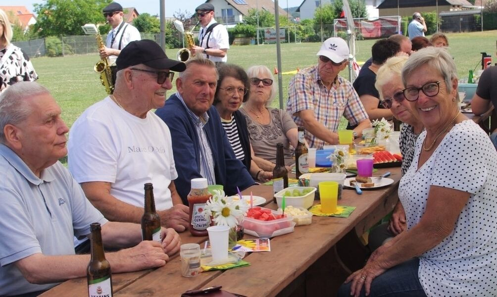 Es wird gegrillt, gegessen und geklönt. „So soll es sein“, kommentiert Bürgermeister Pierre Pohl. Foto: möh