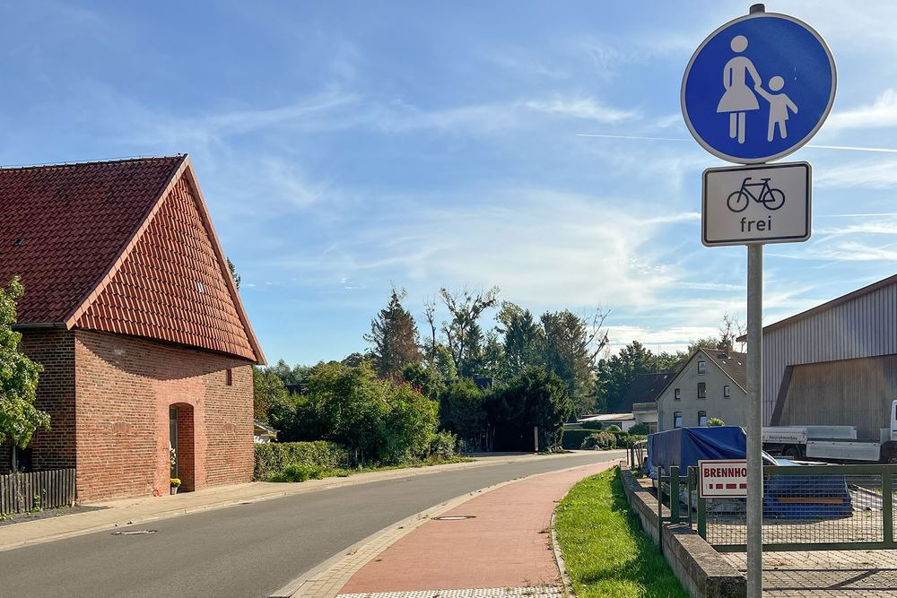 … Radfahrer, die aus Richtung Vehlen durch Ahnsen fahren, dürfen den neuen Gehweg dagegen mit dem Rad befahren. Foto: wk