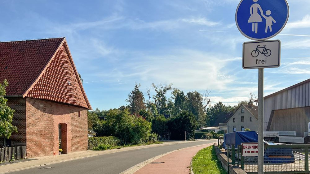 … Radfahrer, die aus Richtung Vehlen durch Ahnsen fahren, dürfen den neuen Gehweg dagegen mit dem Rad befahren. Foto: wk