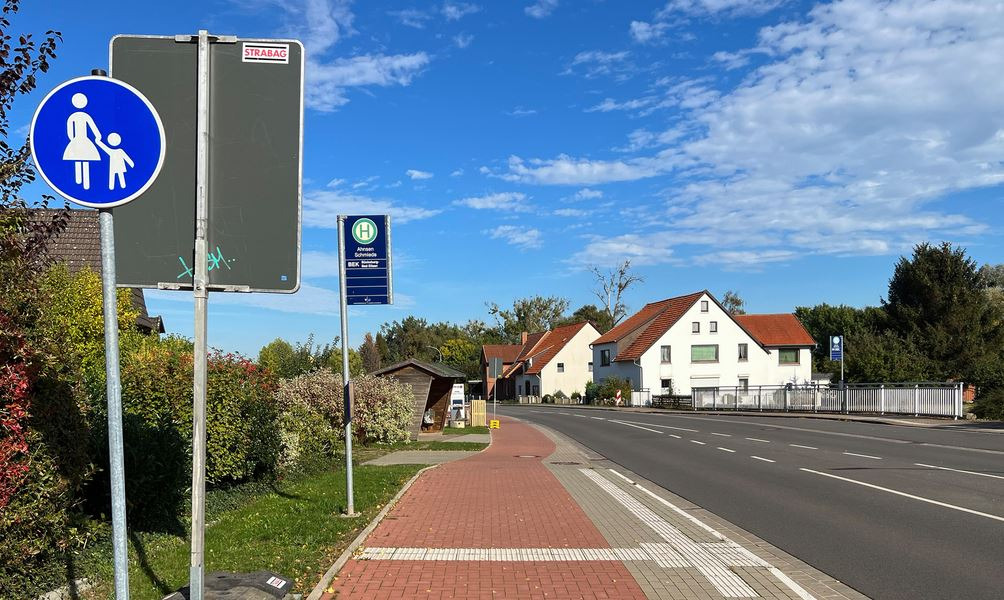 Aus Richtung Bad Eilsen kommend darf der neue Gehweg in Ahnsengemäß des aufgestellten Verkehrszeichens nicht mit einem Rad befahren werden. … Foto: wk
