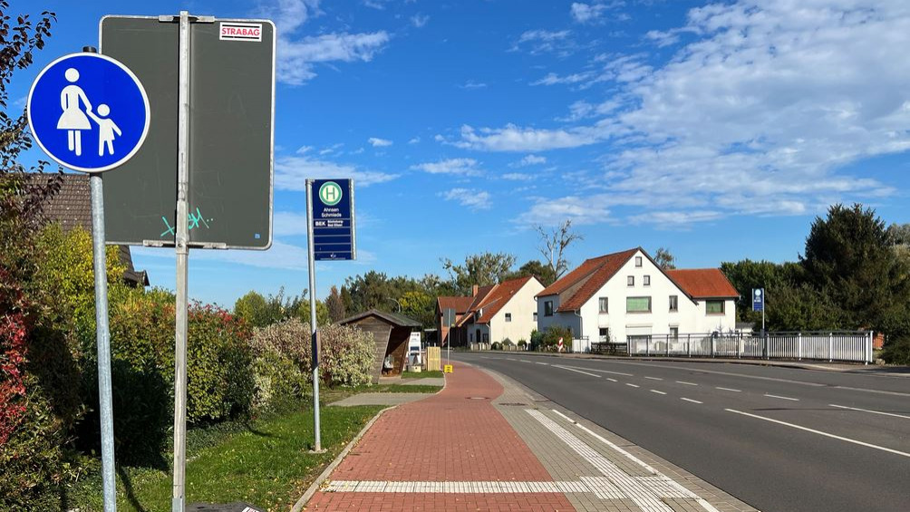 Aus Richtung Bad Eilsen kommend darf der neue Gehweg in Ahnsengemäß des aufgestellten Verkehrszeichens nicht mit einem Rad befahren werden. … Foto: wk
