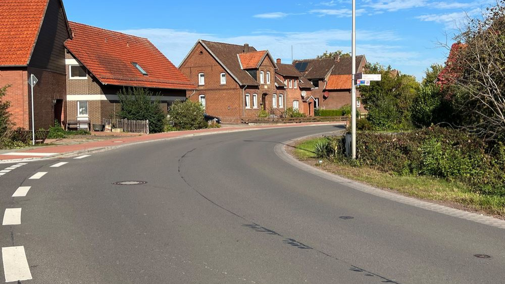 Die Kurve in der Vehler Straße – hier: Fahrtrichtung Ortsausgang –ist nicht einsehbar. Links im Bild: die Einmündung der Schulstraße. Foto: wk