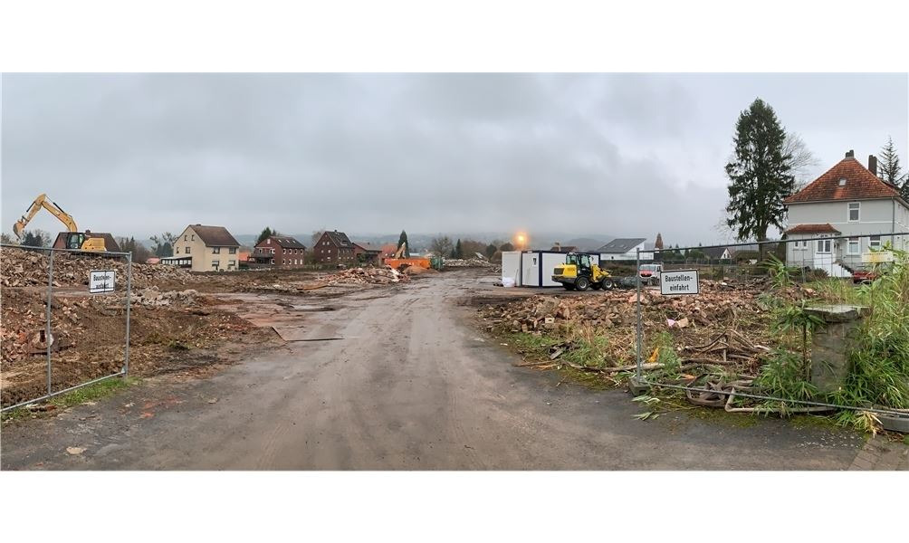 Von den alten Gebäuden ist nur noch Schutt übrig, Sträucher und Bäume sind beseitigt worden: das Sägewerk-Gelände in Ahnsen. Foto: wk