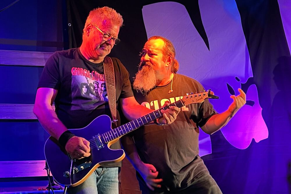 Die Nice Guys – hier Gitarrist Achim Serak und Sänger Olaf Schulzik – hatten jede Menge Rocksongs im Gepäck. Foto: wk