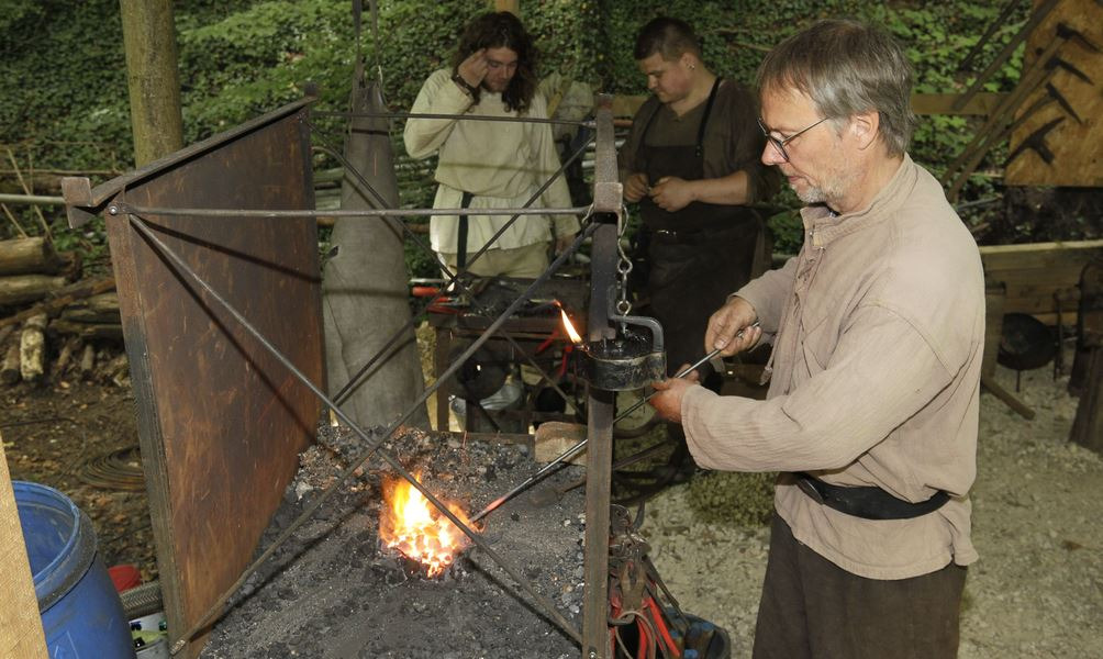 In der Schmiedeesse bringt Frank Gonda, der sich als Grubenschmied/-schlosser für das Projekt engagiert, Eisen zum Glühen. Fotos: wk
